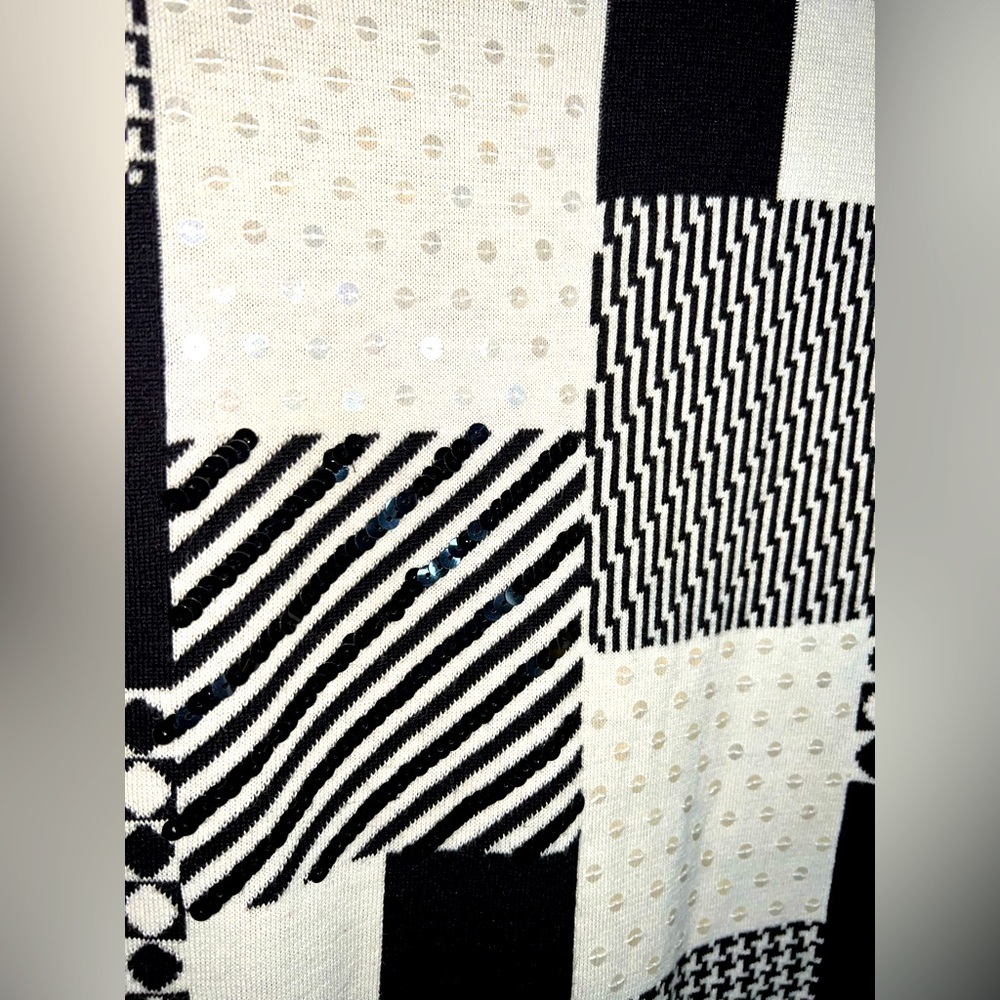Women’s VINTAGE, abstract printed sweater!
XL 
55% Ramil\45% cotton 
Mid stretch